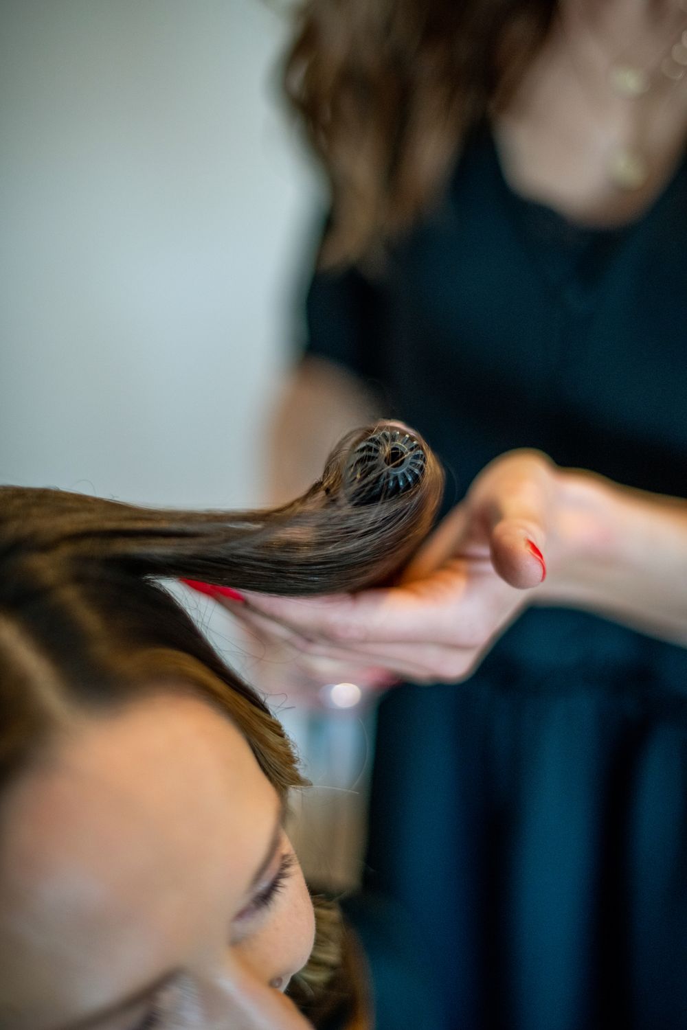Haarstyling mit dem Lockenstab im Salon