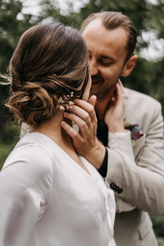 Braut im Seidenkleid